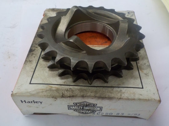 SHOVELHEAD "NEW OLD STOCK IN BOX" 22 TOOTH SPROCKET #40280-83